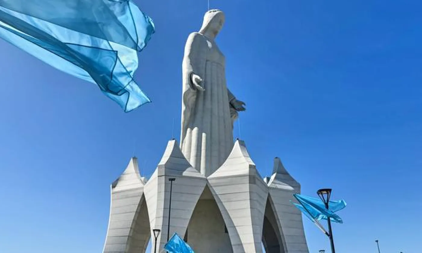 Des drapeaux flottent au vent devant une immense statue de la Vierge Marie, considérée comme la plus haute d'Europe, lors de son inauguration dans le village de Konotopie, en Pologne, le samedi 15 août 2026. Copyright 2026 The Associated Press. All rights reserved - CLAUDIA CIOBANU