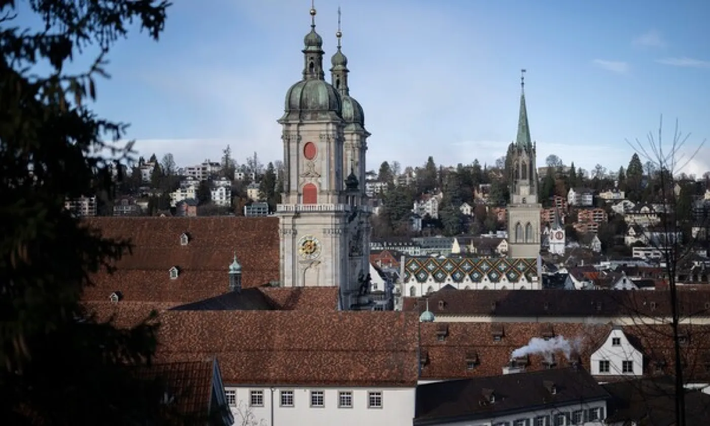 La cathédrale et l'église protestante Saint-Laurent à Saint-Gall, le vendredi 9 janvier 2026. © KEYSTONE / GIAN EHRENZELLER - GIAN EHRENZELLER