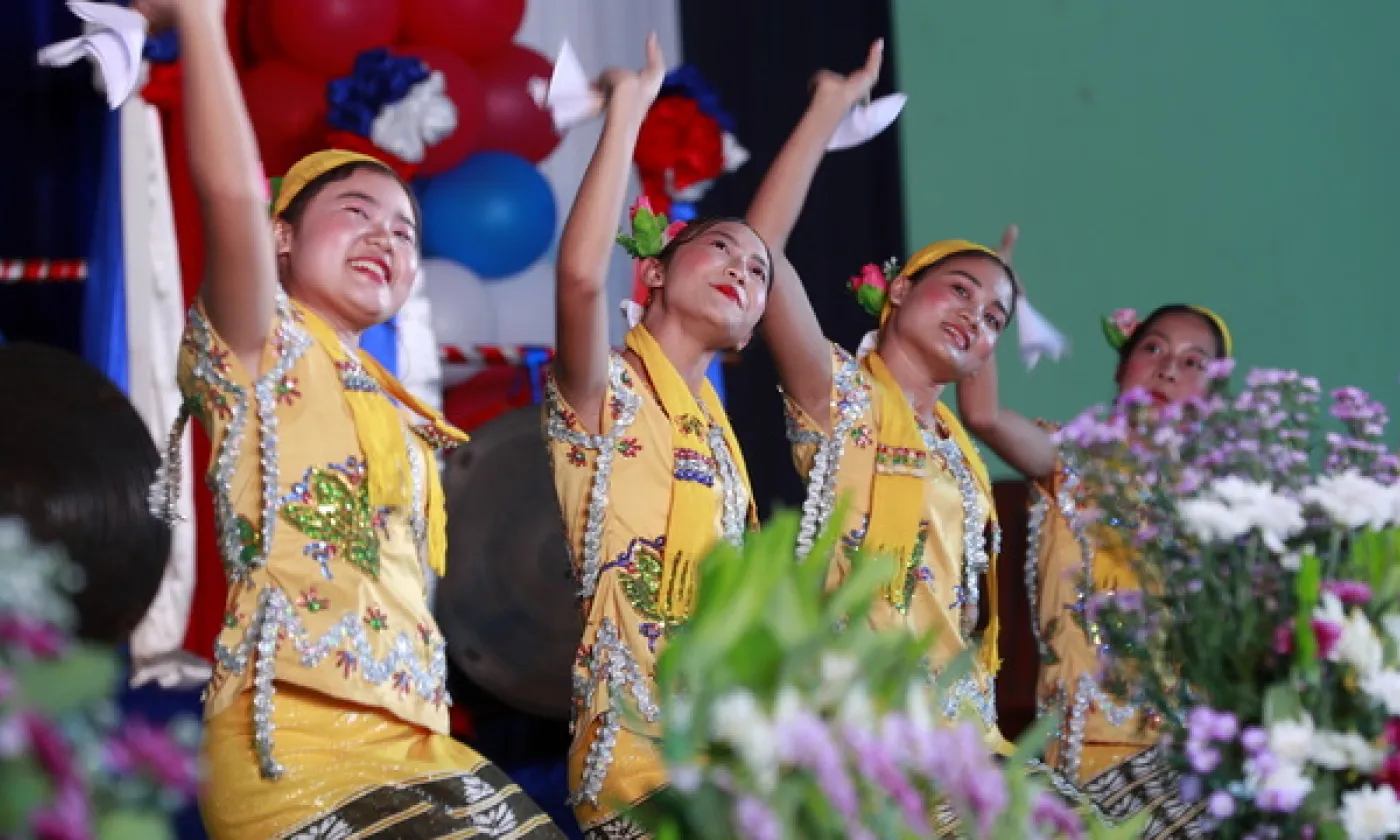 Des femmes de l'ethnie Karen exécutent une danse traditionnelle lors de la cérémonie du nouage des poignets à Rangoun, au Myanmar, le 21 août 2026. KEYSTONE - NYEIN CHAN NAING