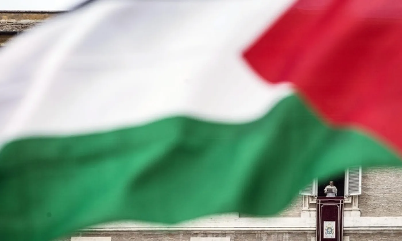 Un drapeau palestinien sur la place Saint-Pierre au Vatican. KEYSTONE - ANGELO CARCONI
