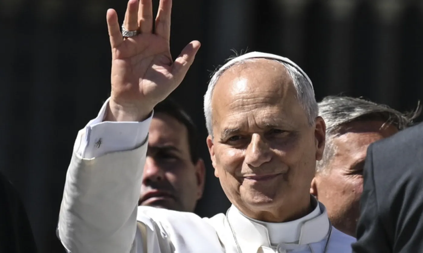 Le pape Léon XIV salue les fidèles lors de l'audience générale hebdomadaire sur la place Saint-Pierre au Vatican, le 23 septembre 2026. KEYSTONE - RICCARDO ANTIMIANI