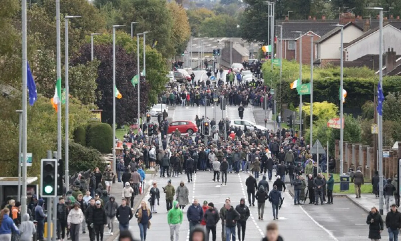 Des manifestants bloquant la rue d'un quartier catholique de Portadown, au sud de Belfast, pour bloquer le passage d'un défilé de protestants unionistes. Le 27 septembre 2026. KEYSTONE - PETER MORRISON
