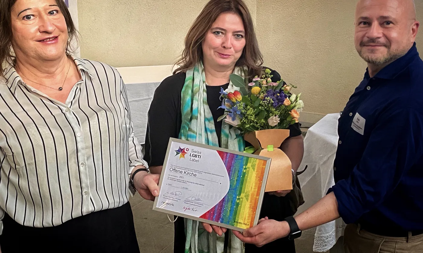 De gauche à droite: Rebecca Burkahrdt, membre du conseil d’aministration de LSBK Lesbisch-schwule Basiskirche de Offene Kirche Elisabethen (OKE), Dr. Brigitta Gerber, présidente de l’OKE et Frank Lorenz, directeur général de l'OKE. © Offene Kirche Elisabethen De gauche à droite: Rebecca Burkahrdt, membre du conseil d’aministration de LSBK Lesbisch-schwule Basiskirche de Offene Kirche Elisabethen (OKE), Dr. Brigitta Gerber, présidente de l’OKE et Frank Lorenz, directeur général de l'OKE. © Offene Kirche Elisabethen