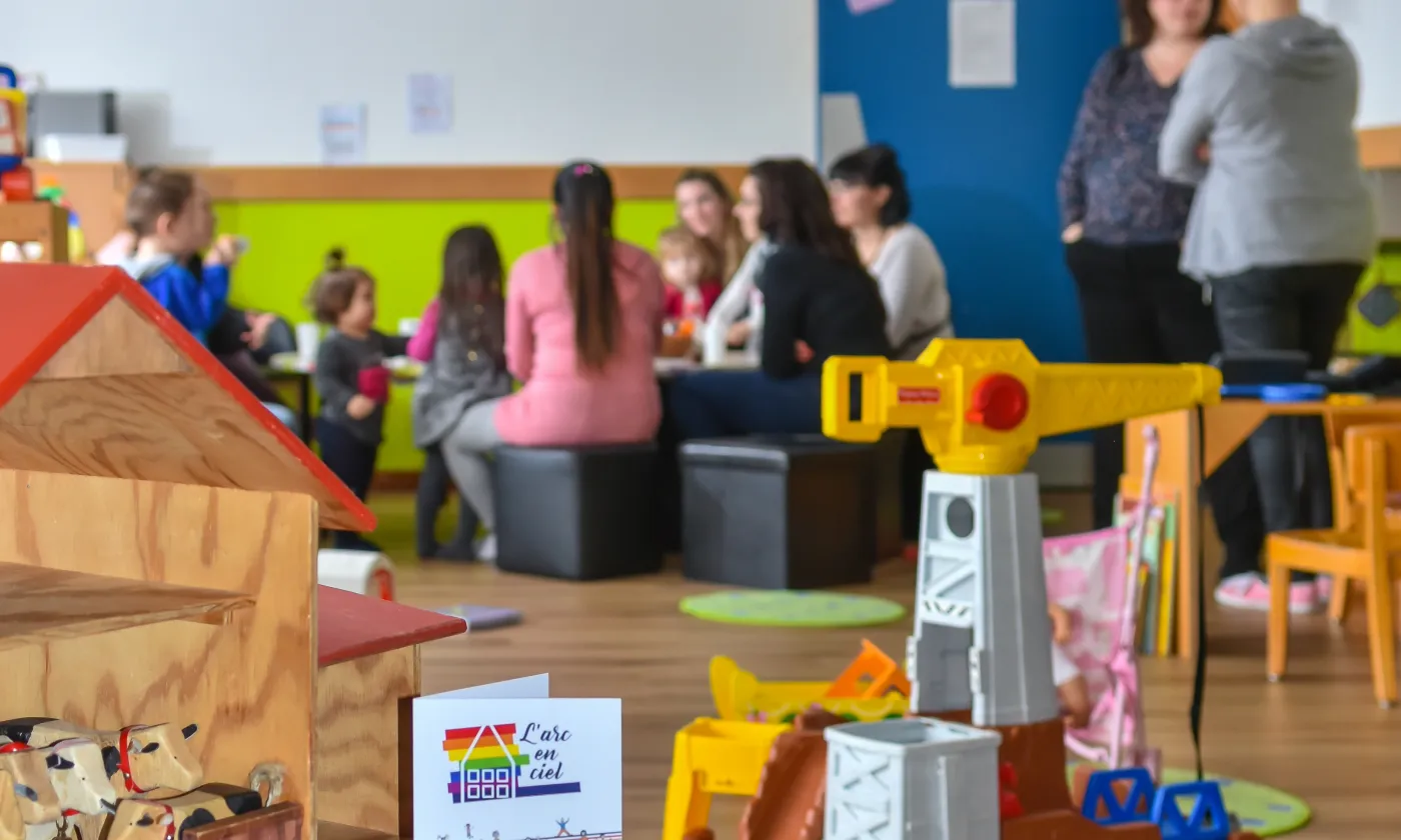 Depuis l’ouverture de l’Arc-en-ciel en septembre 2018, 52 familles sont venues au moins une fois, dont une quarantaine nouvellement installées dans les environs. © Daniel Russ