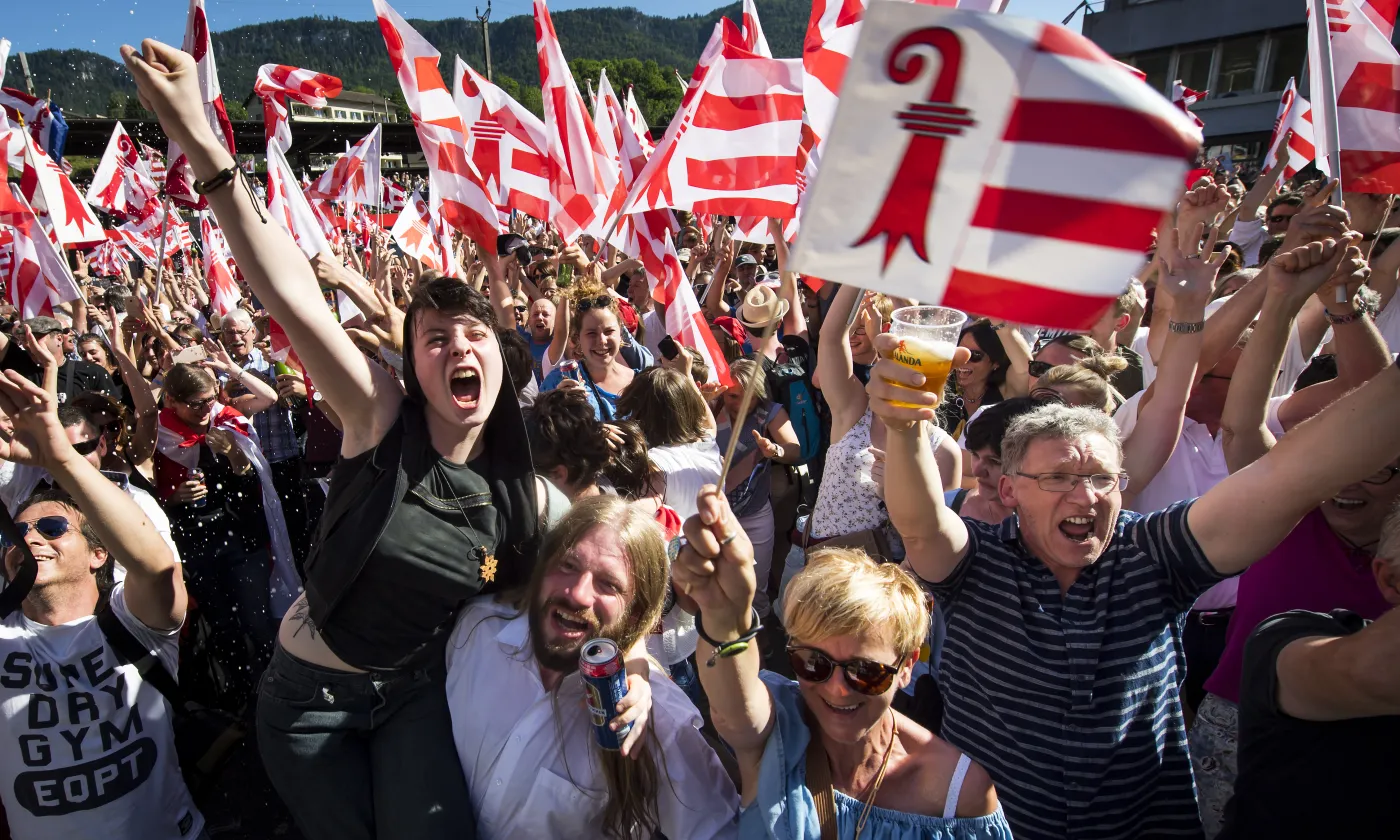 Des militants pro-jurassiens fêtent le transfert de Moutier dans le canton du Jura. Keystone