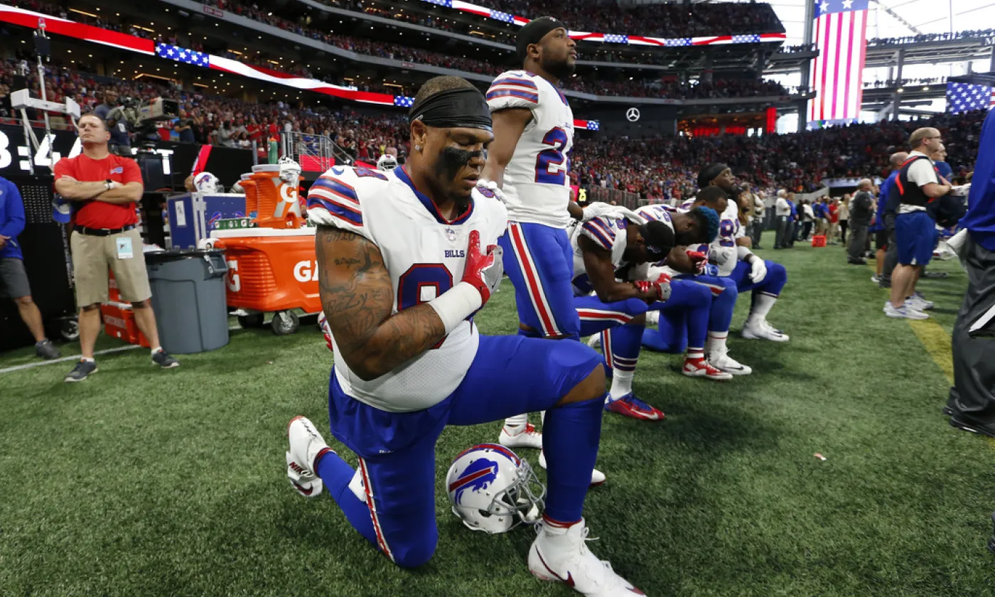 Les joueurs des Buffalo Bills mettent un genou à terre avant le début du match ( Atlanta, 1er octobre) © Keystone / AP