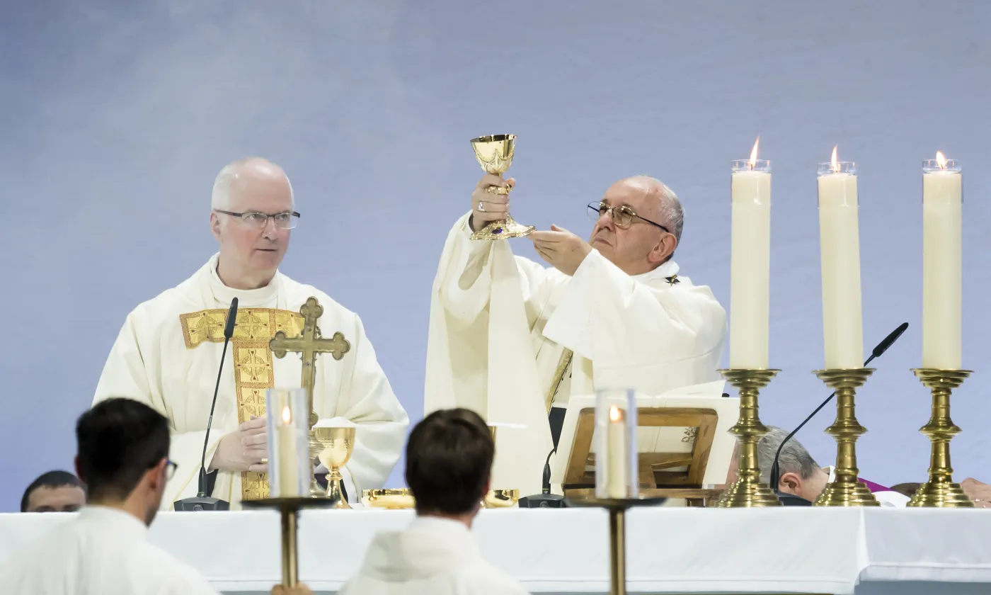 Charles Morerod et le pape François célébrant une messe à Genève, en 2018. Keystone