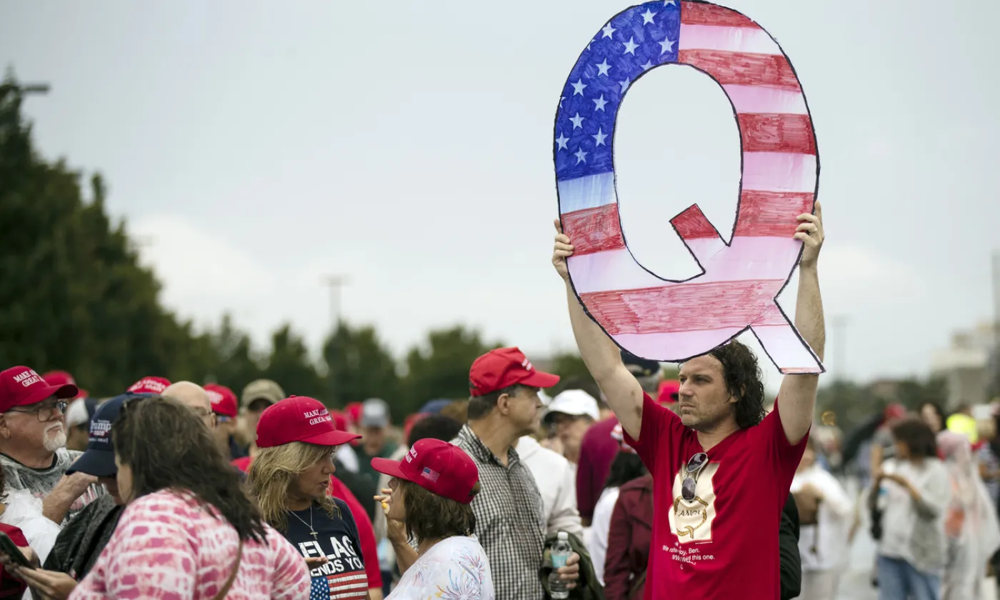 La théorie complotiste QAnon s'est largement diffusée dans les milieux évangéliques américains, notamment au sein de la campagne présidentielle. Keystone/AP