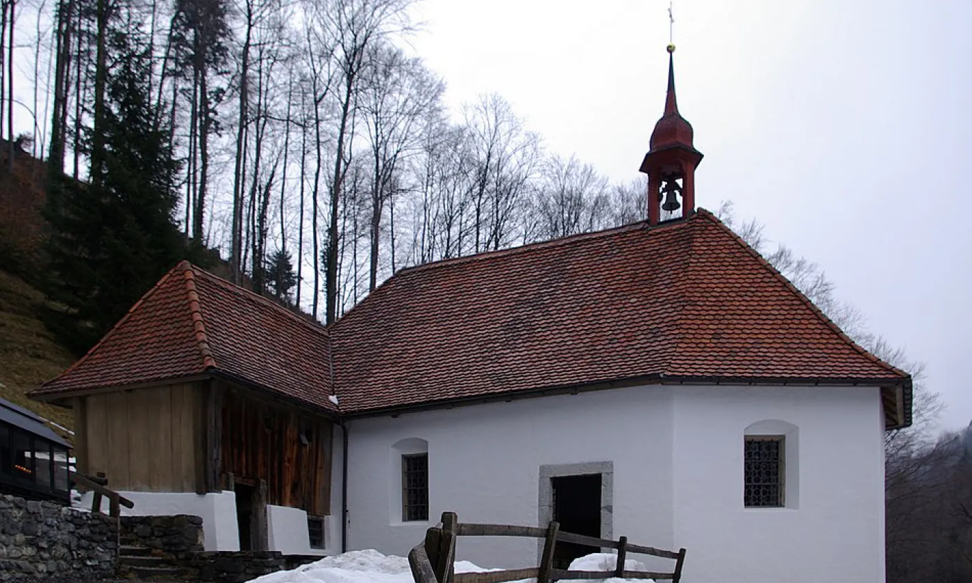 La chapelle supérieure de Ranft, et à gauche l'ermitage du frère Nicolas ©Wikimedia Commons/Berthold Werner/Public domain