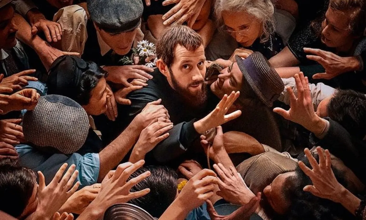 Extrait de l'affiche du film "L'Abbé Pierre - Une vie de combats" ©WY Productions