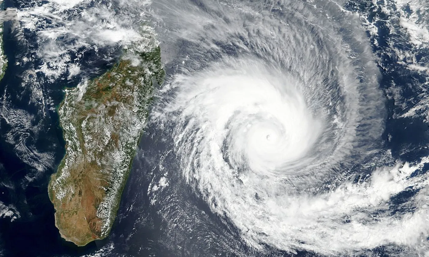 Arrivée du cyclone Batsirai sur Madagascar avec des vents à plus de 200 km/heure. ©NASA Earth Observatory, Public domain, via Wikimedia Commons