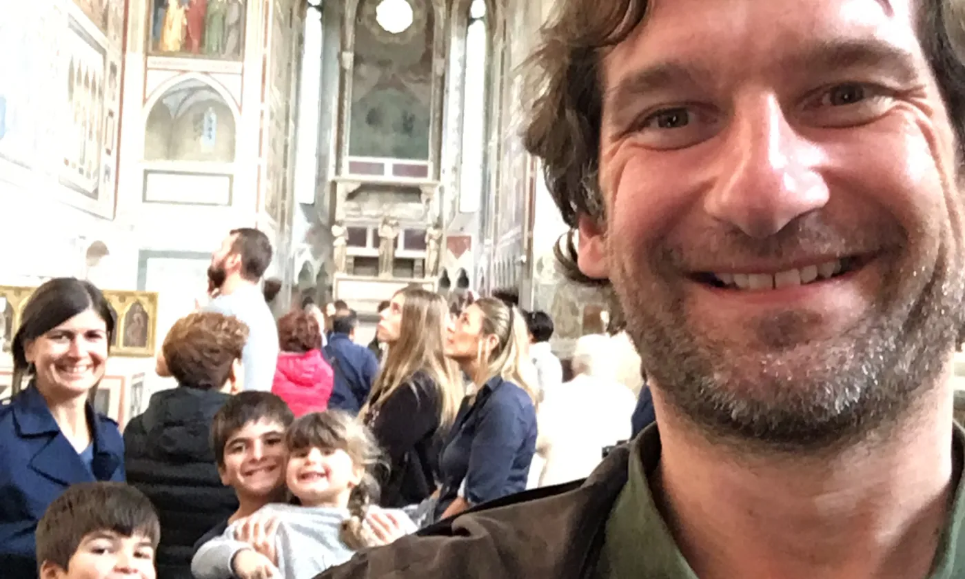 Selfie d'Ignazio Bettua et sa famille en vacances dans la chapelle des Scrovegni, à Padoue, devant la Vierge de Giotto © DR