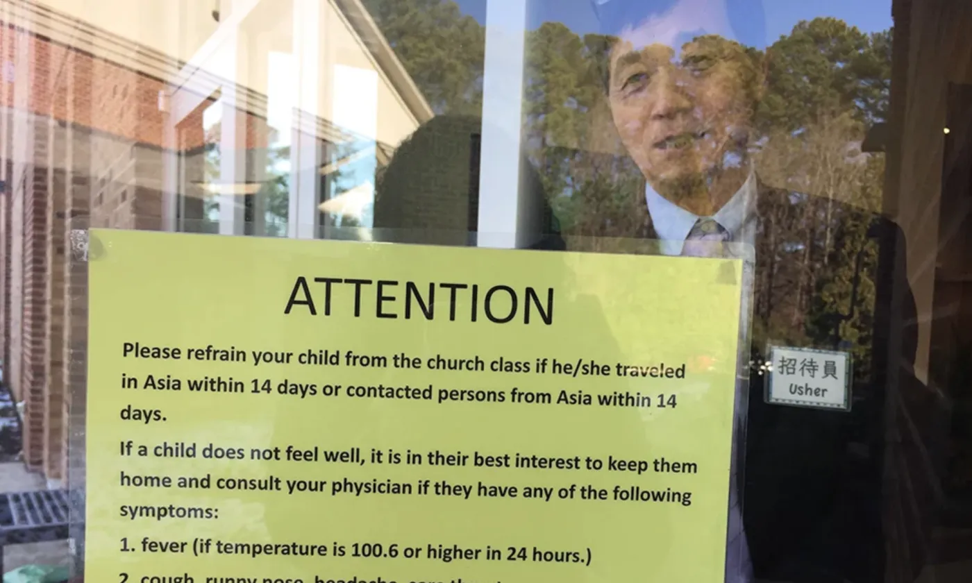 C’est une affiche jaune avec le mot «Attention» en majuscules, collée sur les portes d’entrée, qui accueille les fidèles de l’Église chinoise de Raleigh, capitale de la Caroline du Nord. Elle avertit les parents de ne pas amener leurs enfants à l'église s'ils ont voyagé en Asie au cours des quatorze derniers jours. RNS