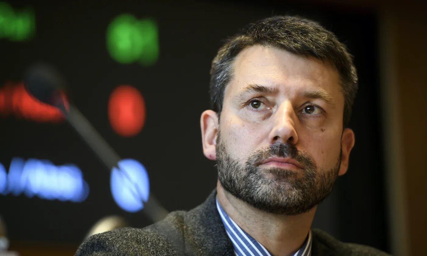 Face au silence des autorités fédérales quant à la reprise des offices religieux, Gottfried Locher, président de l'EERS, a interpellé le Conseil fédéral via Twitter. Keystone / Anthony Anex