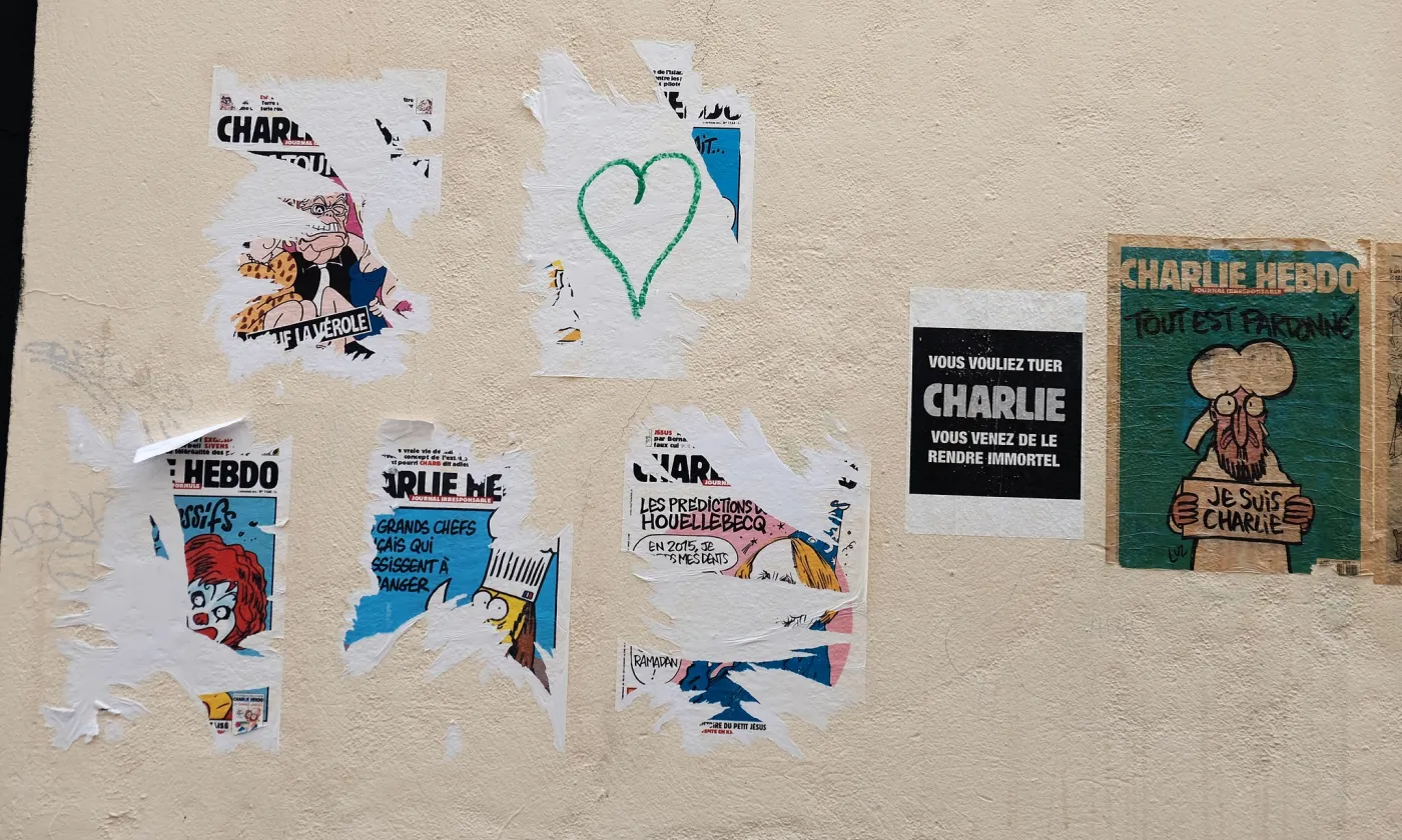 Charlie Hebdo placardé sur un mur après les attentats de janvier 2015 Flikr / Alf Altendorf