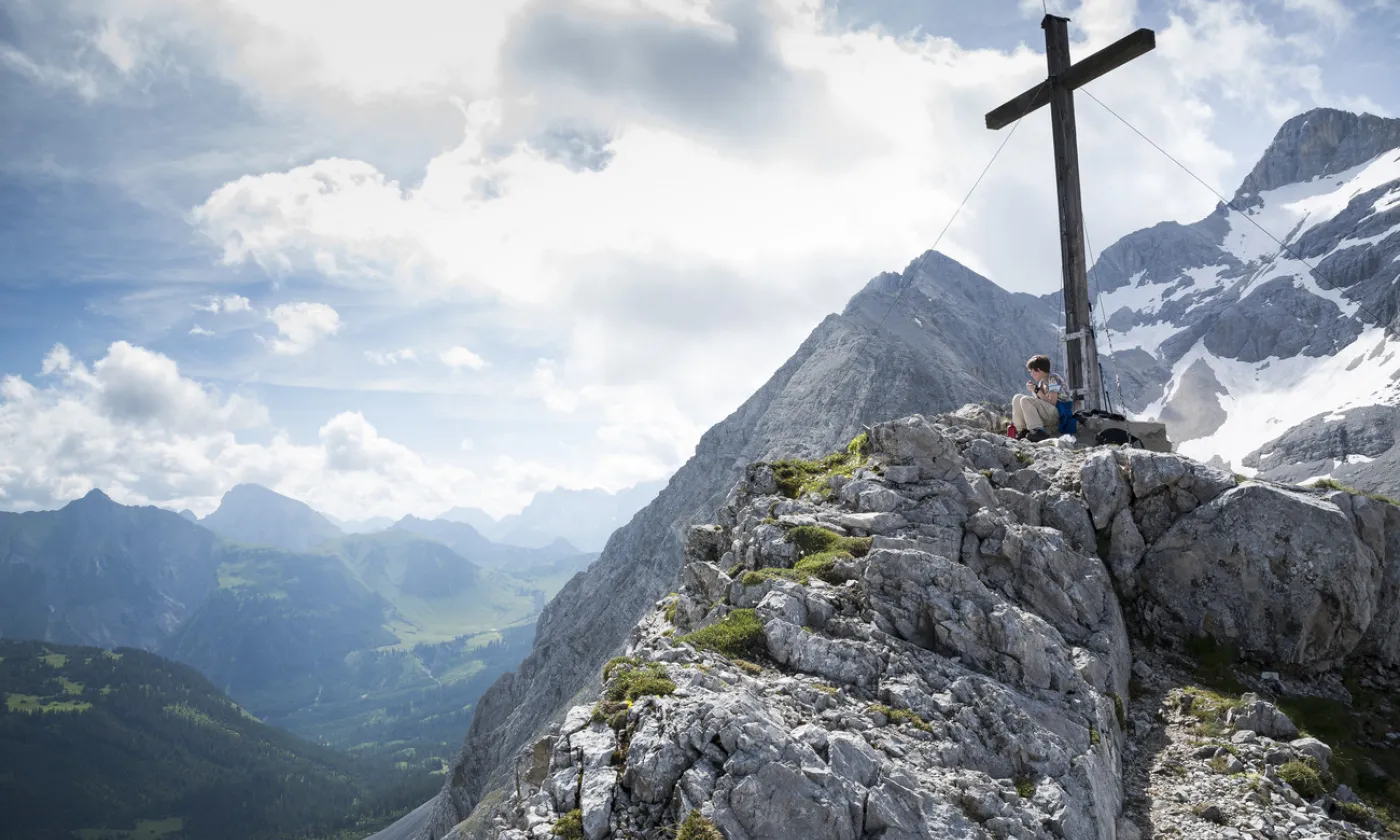 Une croix dans les montagnes du Tyrol KEYSTONE/LAIF/Dirk Eisermann
