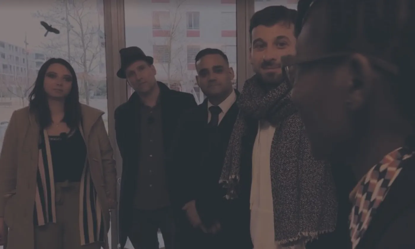 Consciente de relier «des gens qui d’ordinaire ne se parlent pas», la RTS veille à proposer une grande diversité dans son offre, mais mise aussi sur des projets inédits comme ce «Week-end entre ennemis» qui réunit des opposants politiques dans un contexte détendu.