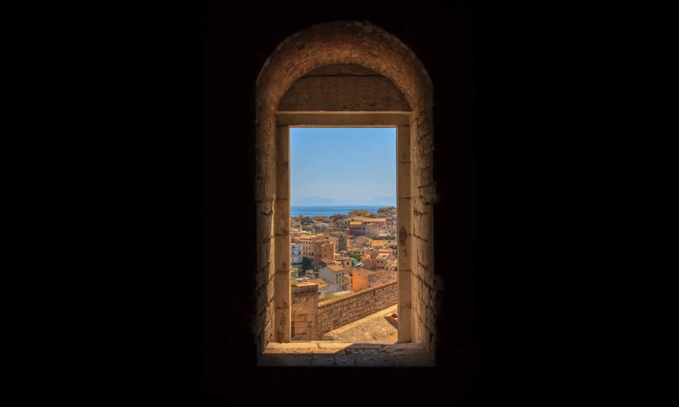 Transformer un passage de l’ombre à la lumière © DR