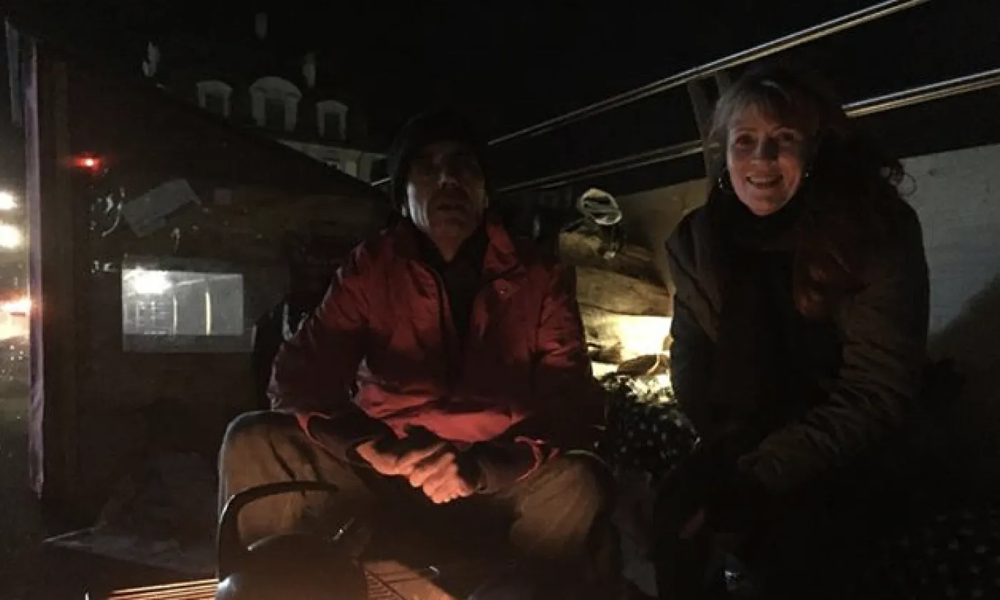 Deux bénévoles près du feu LV