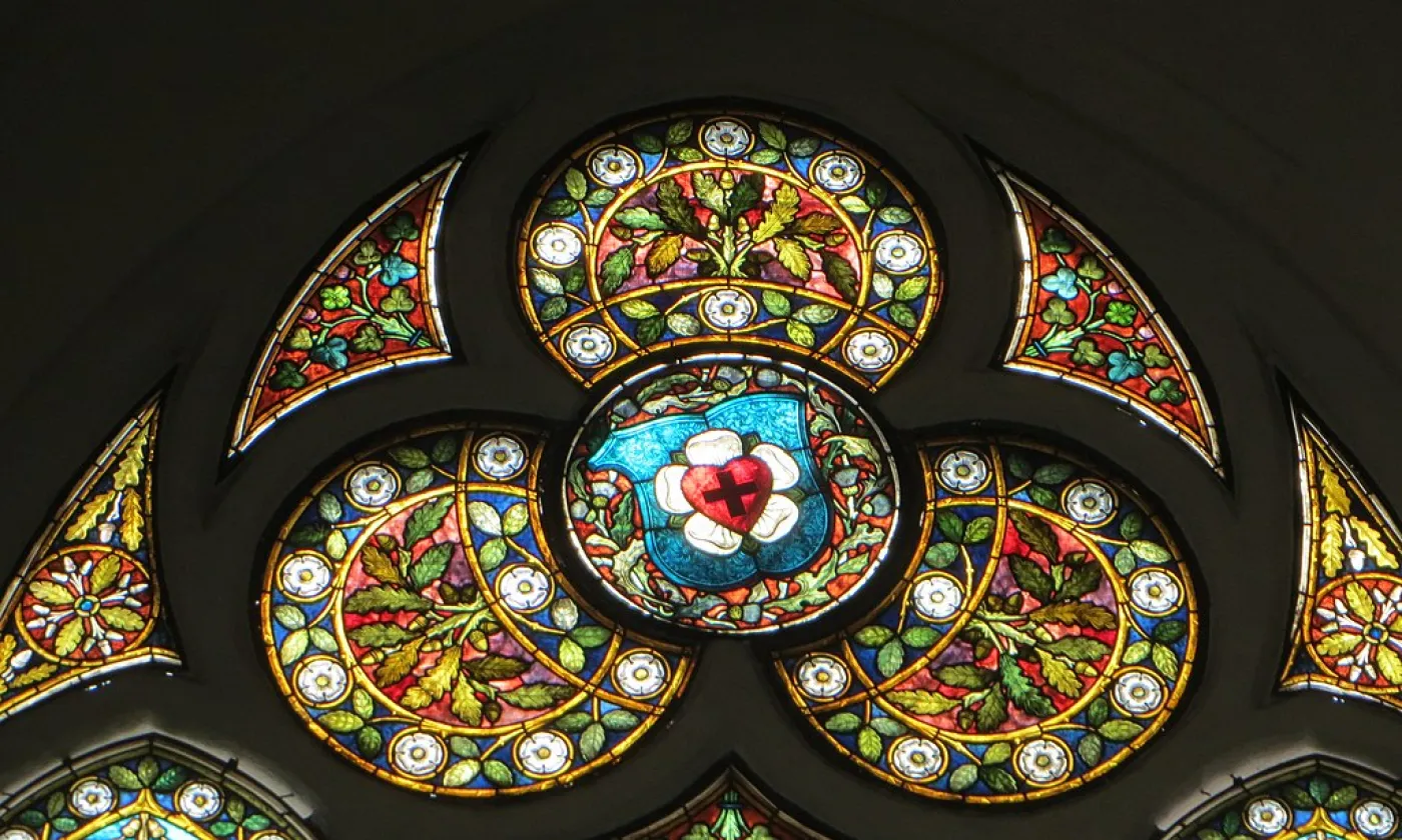 Vitrail de la rose luthérienne dans l'Eglise St-Nicolas de Greifswald, Allemagne ©Concord, CC BY-SA 3.0 Wikimedia Commons