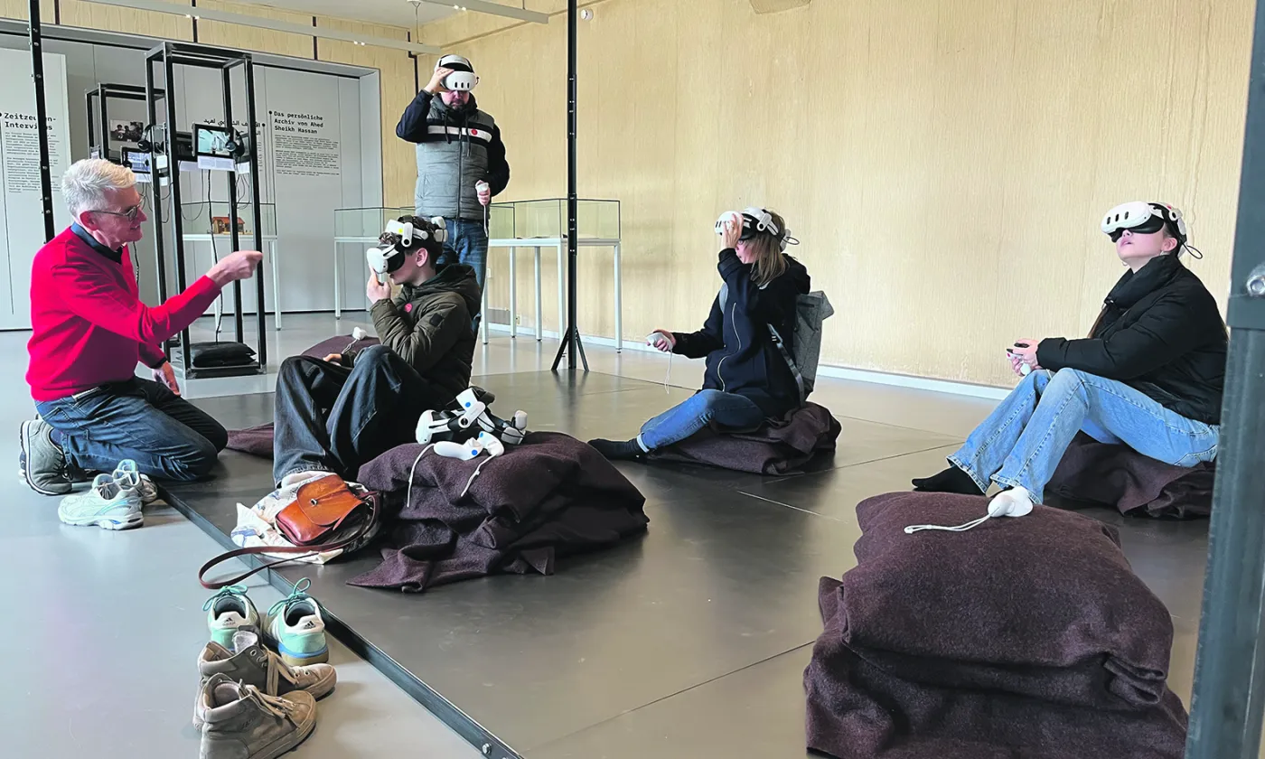 L'exposition mêle réalité virtuelle et objets de détenus, dont une maison miniature construite avec des résidus denourriture par un prisonnier. ©Amira Souilem
