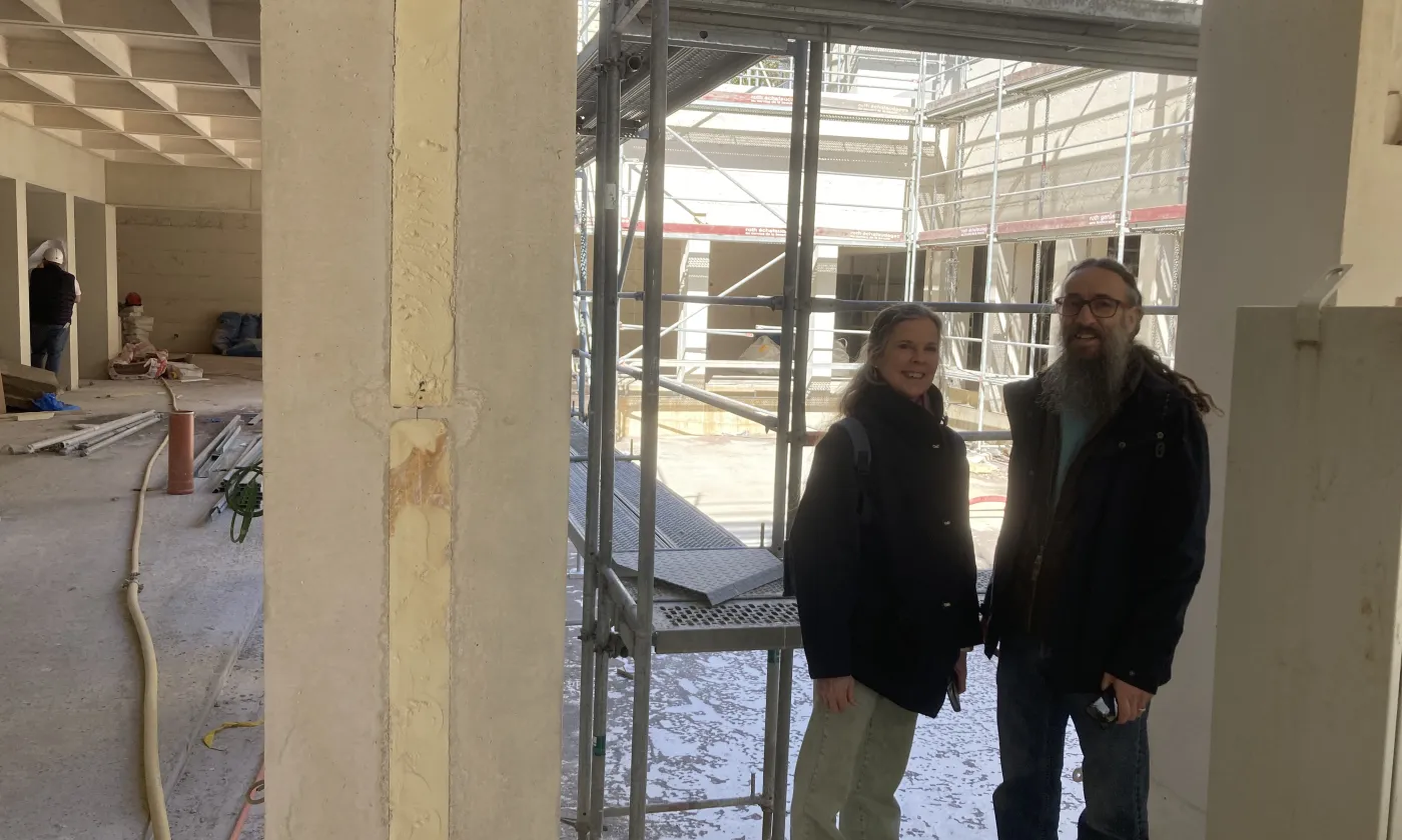 Deux paroissiens et leur nouvelle église reconstruite en taille XS. ©Samuel Socquet