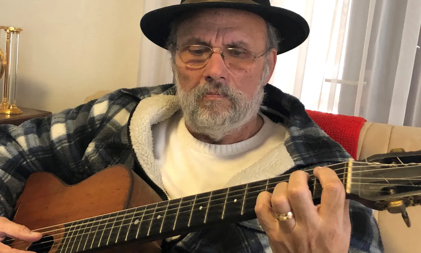 Le voyageur May Bittel, pasteur et guitariste manouche ©Gabrielle Desarzens