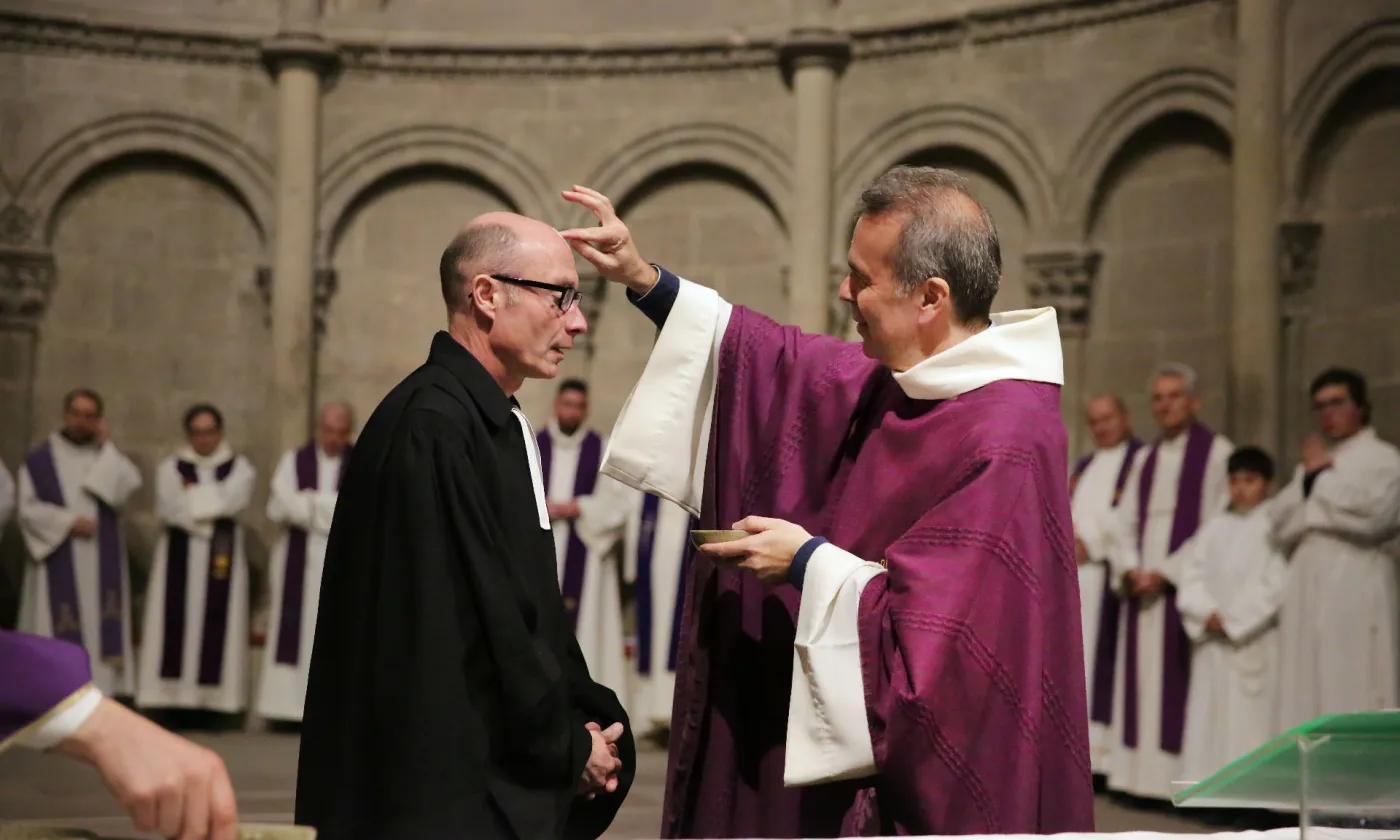 L'abbée Pascal Desthieux et le pasteur Emmanuel Rolland lors d'une messe à la cathédrale Saint-Pierre de Genève en 2022 © Bernard Hallet / cath.ch