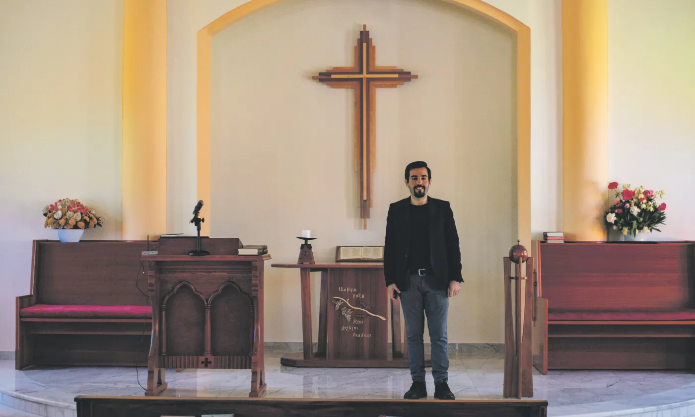 Le pasteur Hagop Akbasharian a tenu à ce que son établissement scolaire ouvre ses porte malgré les frappes quotidiennes aux alentours. ©Sophie Woeldgen