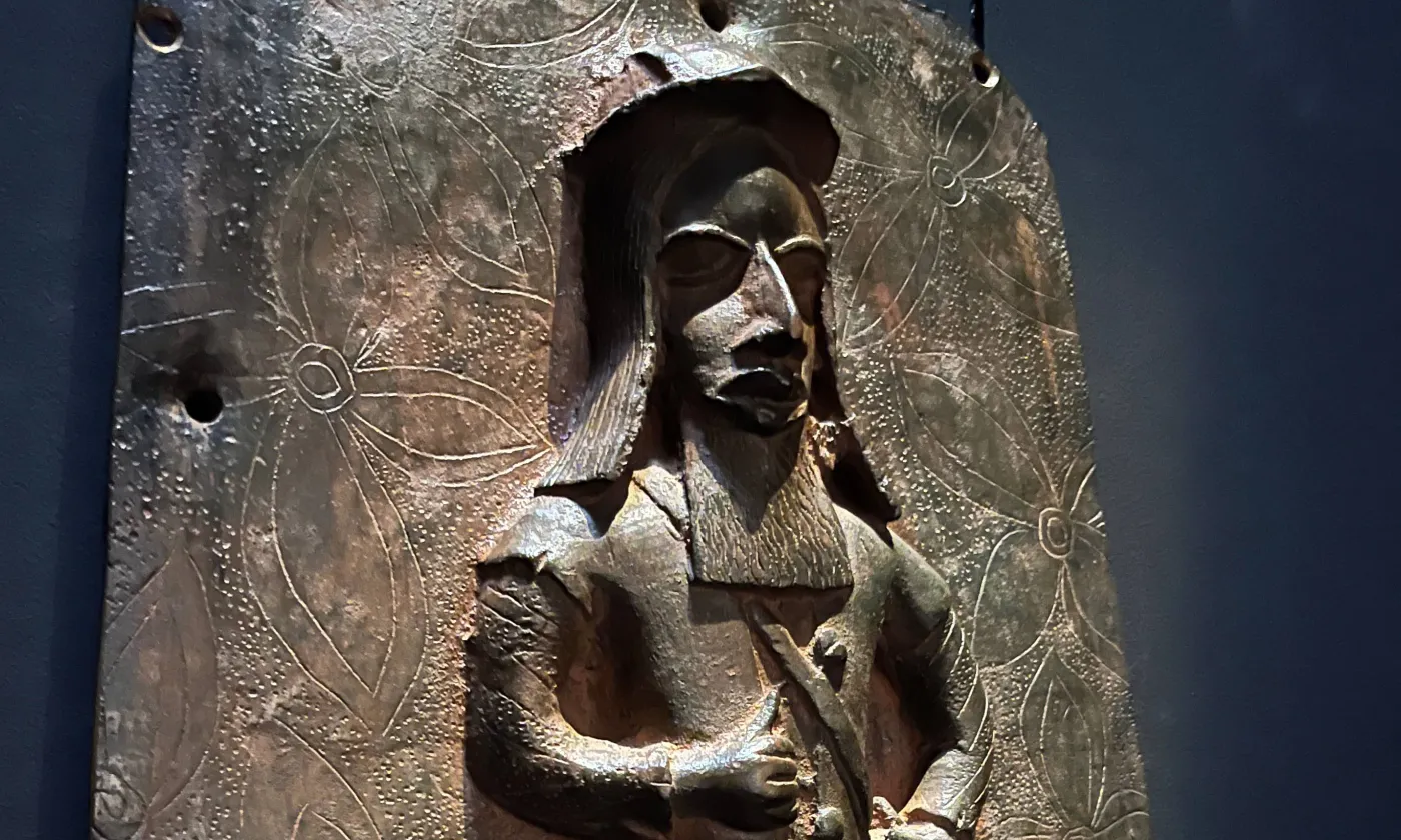 Plaque représentant un soldat portugais, Nigeria, XVIe siècle. © Prune Simon-Vermot Musée d’ethnographie de Neuchâtel