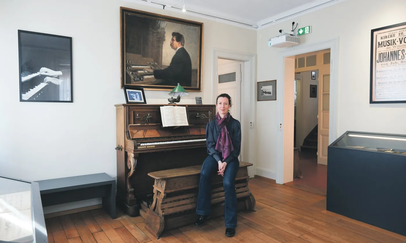 Au piano du théologien et musicien, la directrice de la Maison Albert Schweitzer contribue à transmettre son héritage. © Elise Dottrens