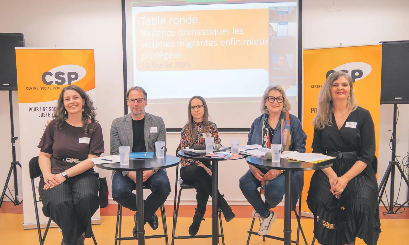 De gauche à droite, la conseillère nationale Léonore Porchet, Philippe Bigler, la journaliste Sophie Dupont, Marie-Claude Hofner et Chloé Maire, travailleuse sociale à la Fraternité du CSP Vaud. ©CSP Vaud