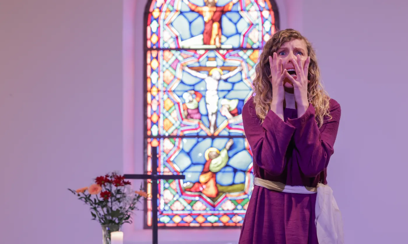 Clara Vienna dans le spectacle "Huit femmes au pied de la croix". ©Alain Herzog
