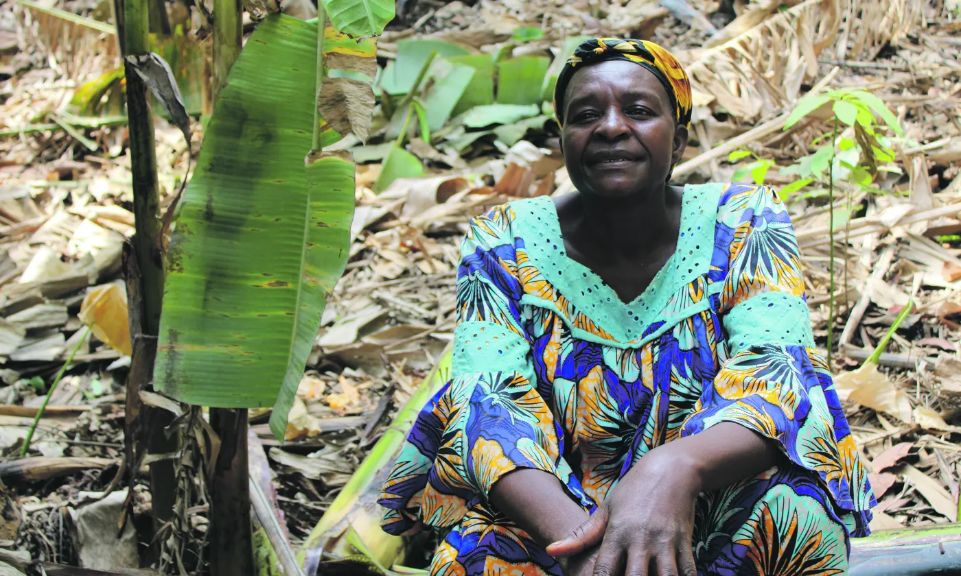 Justine Magné, productrice de bananes TerrEspoir dans la région de Bafoussam, peut subvenir aux besoins de sa famille (scolarisation, logement…). © DM