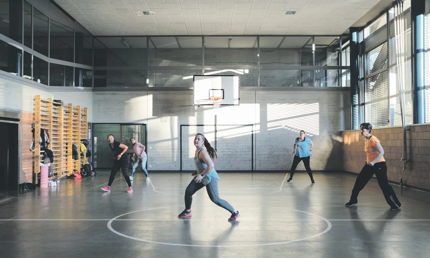 Si beaucoup de clubs sportifs suisses sont orientés vers la compétition, les besoins des migrants en matière sportive tournent d’abord autour de la santé et de la possibilité de tisser des liens. ©EPER — Julien Laufer