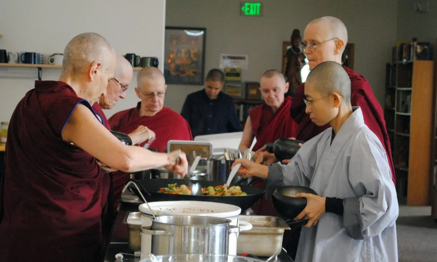 Le repas communautaire est servi à l’abbaye de Sravasti (Wash.), le 13 août 2018. ©Tracy Simmons / RNS