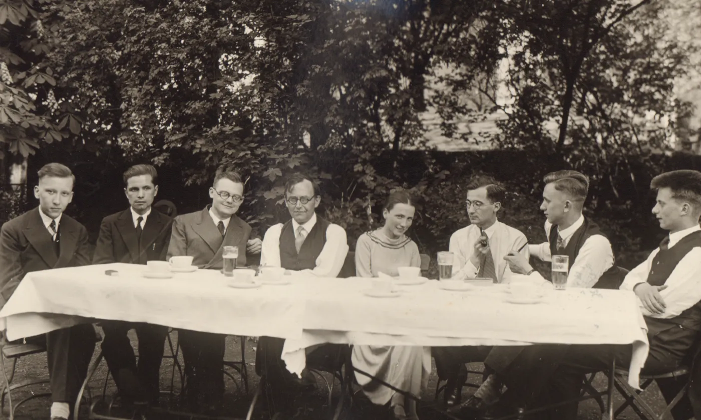 Karl Barth aimait se retrouver avec ses étudiants pour débattre de sujets théologiques ou politiques. Ici, dans le jardin de sa maison du quartier de Vochem, dans la ville de Brühl, aux environs de 1932. © Archives Karl Barth