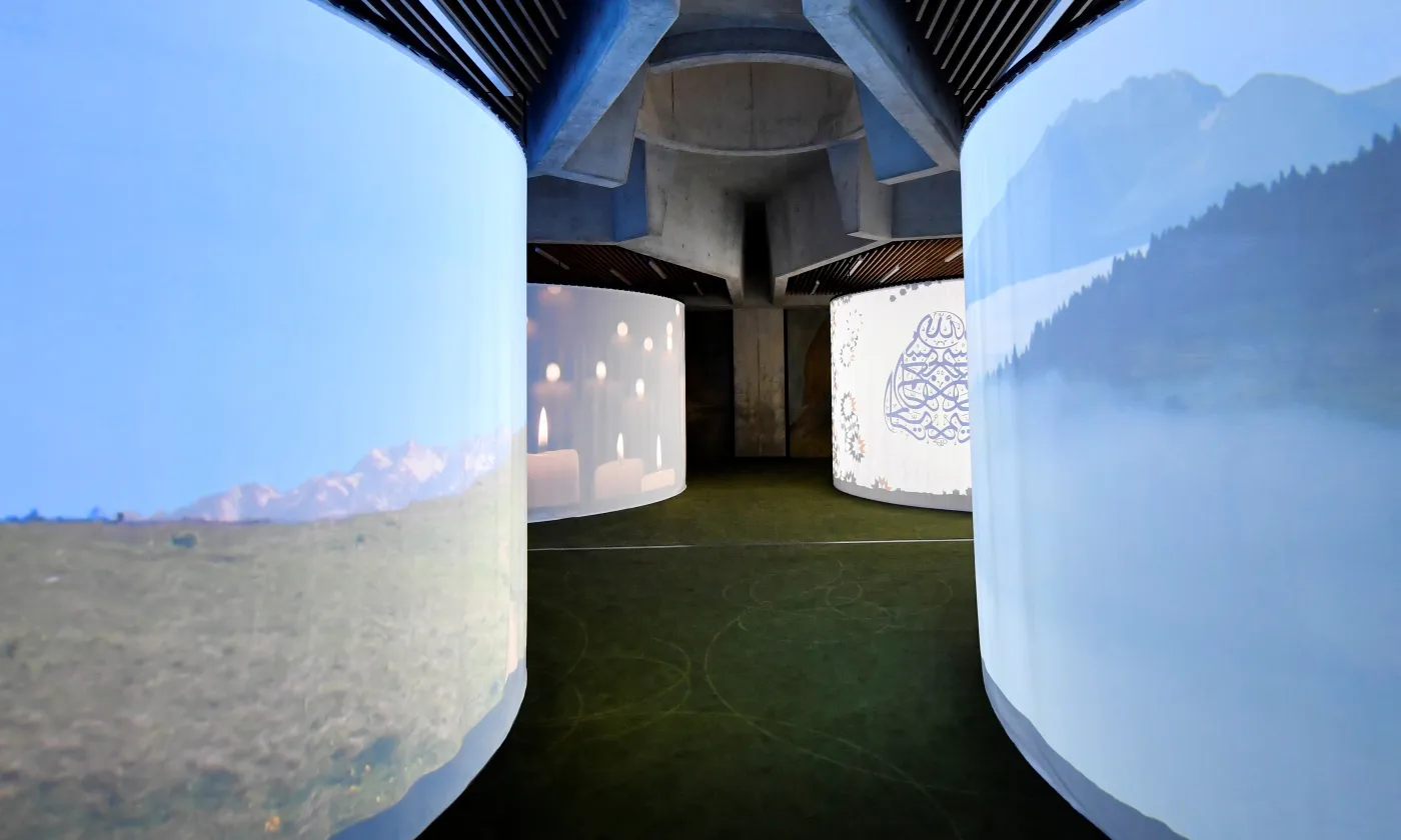 Les quatre alvéoles lumineuses qui accueillent les traditions chrétienne, israélite, musulmane et humaniste peuvent être déplacées afin de libérer l’espace pour des célébrations communes. © Alain Grosclaude