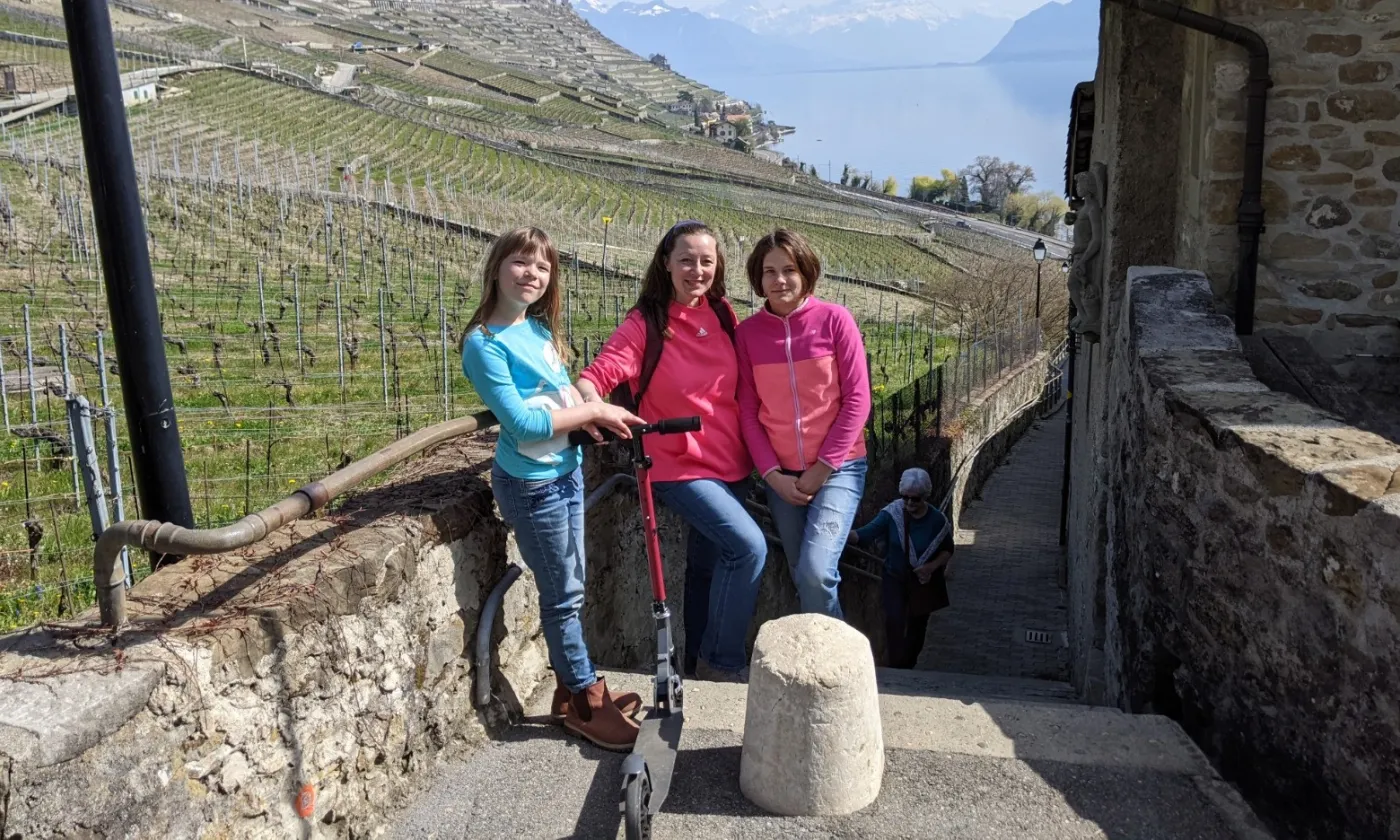 Villette, découverte de la région pour Lilia, Maya et Zoya.  © Aude Roy Michel