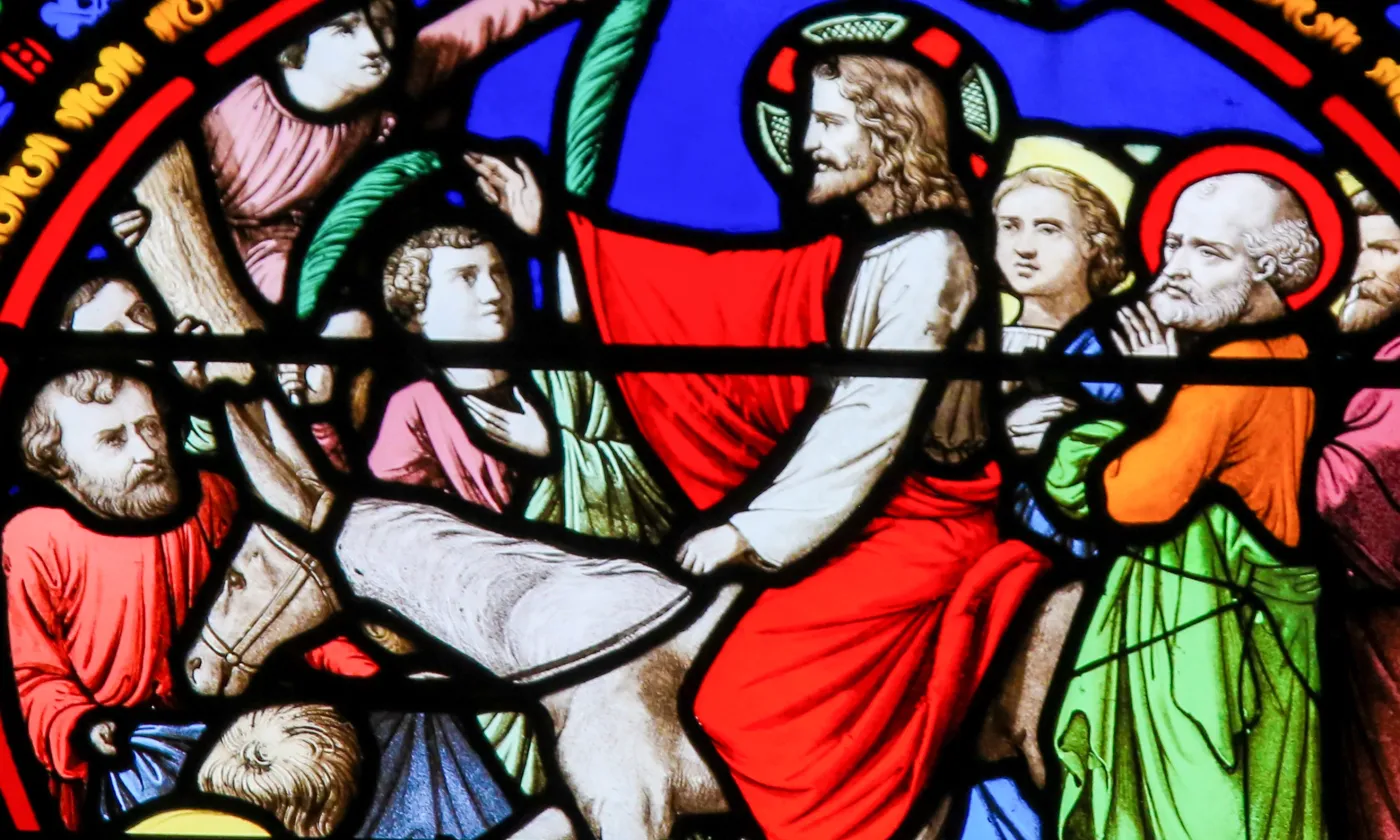 Vitrail de l’entrée de Jésus de Nazareth, juché sur un âne, dans la ville de Jérusalem. ©Adobestock