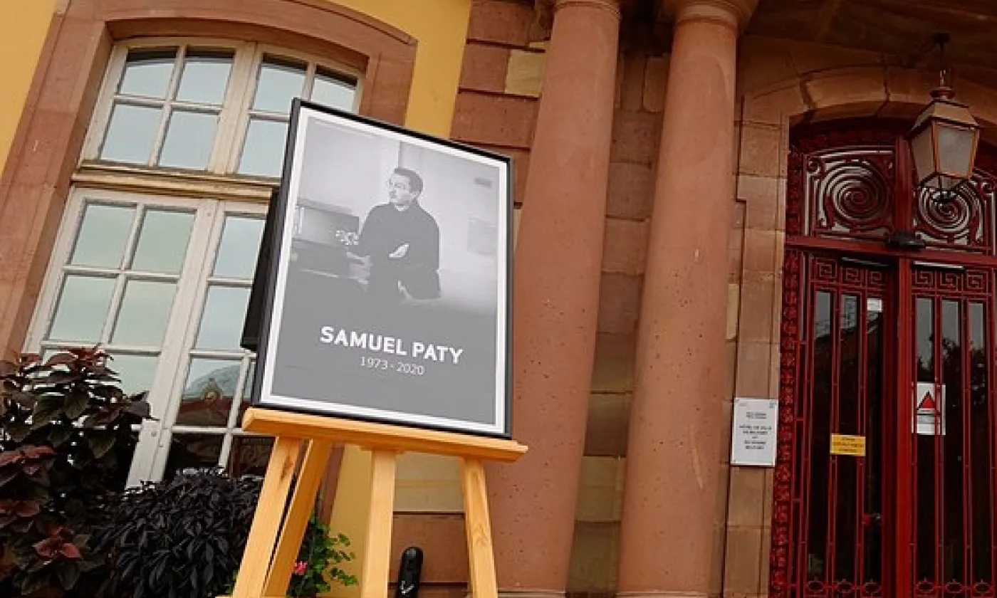 Cérémonie d'hommage au professeur Samuel Paty, le 21 octobre 2020, devant l'Hôtel de Ville de Belfort. ©Thomas Bresson, CC BY 4.0 Wikimedia Commons