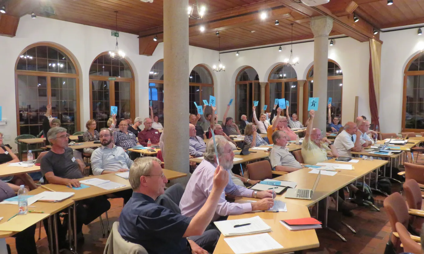 Vote au synode de l’EERV réuni à Crêt-Bérard, ce vendredi 21 septembre 2018 ©Protestinfo/JoB