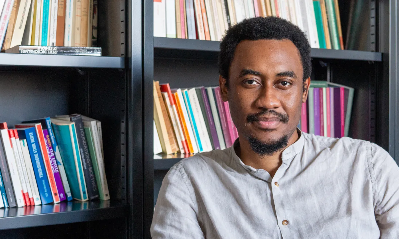 Ezekiel Kwetchi Takam, doctorant à la Faculté de théologie de Genève, s’engage à mettre de l’éthique dans les pratiques professionnelles en lien avec l’intelligence artificielle. © Maurice Page/cath.ch
