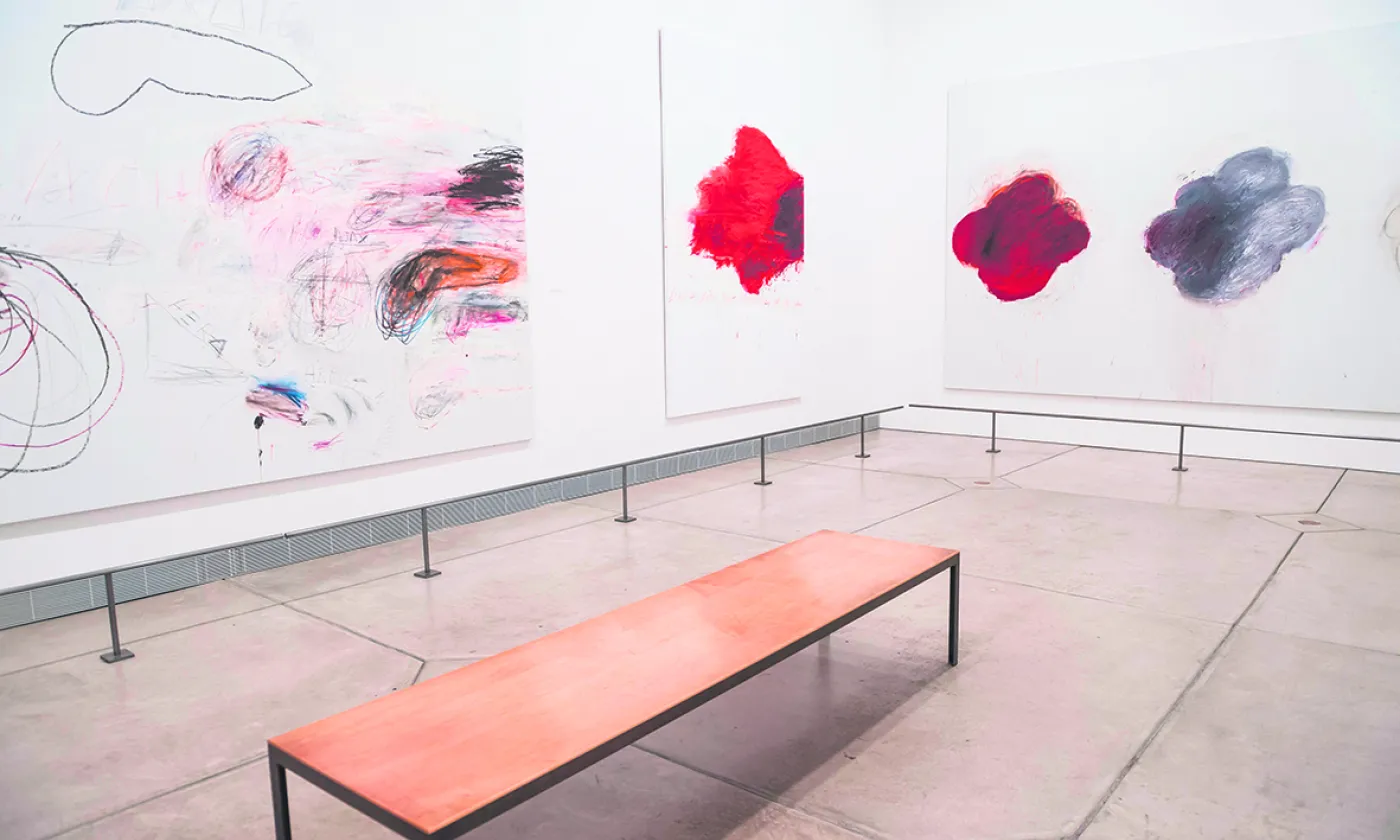 Trois des dix tableaux de la série "Cinquante jours à Troie" lors d'une exposition à Philadelphie. De gauche à droite: "Achéens au combat", " Le Feu qui dévore tout sur son passage" et "Fantômes d'Achille, Patrocle et Hector". © Michelle Gilders / Alamy Stock Photo