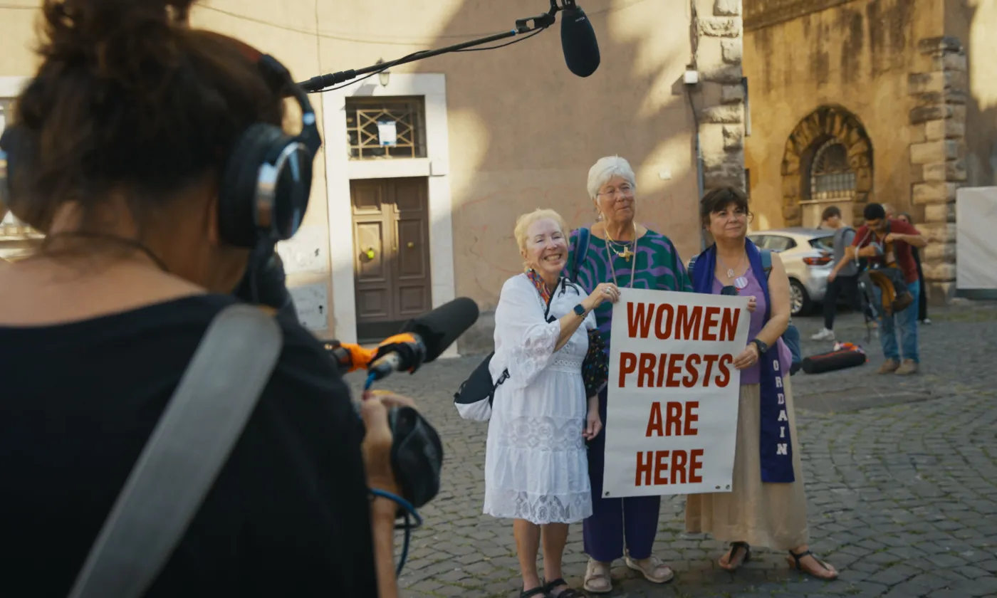 Les femmes prêtres sont là. Photo du tournage. Clin d'œil Films