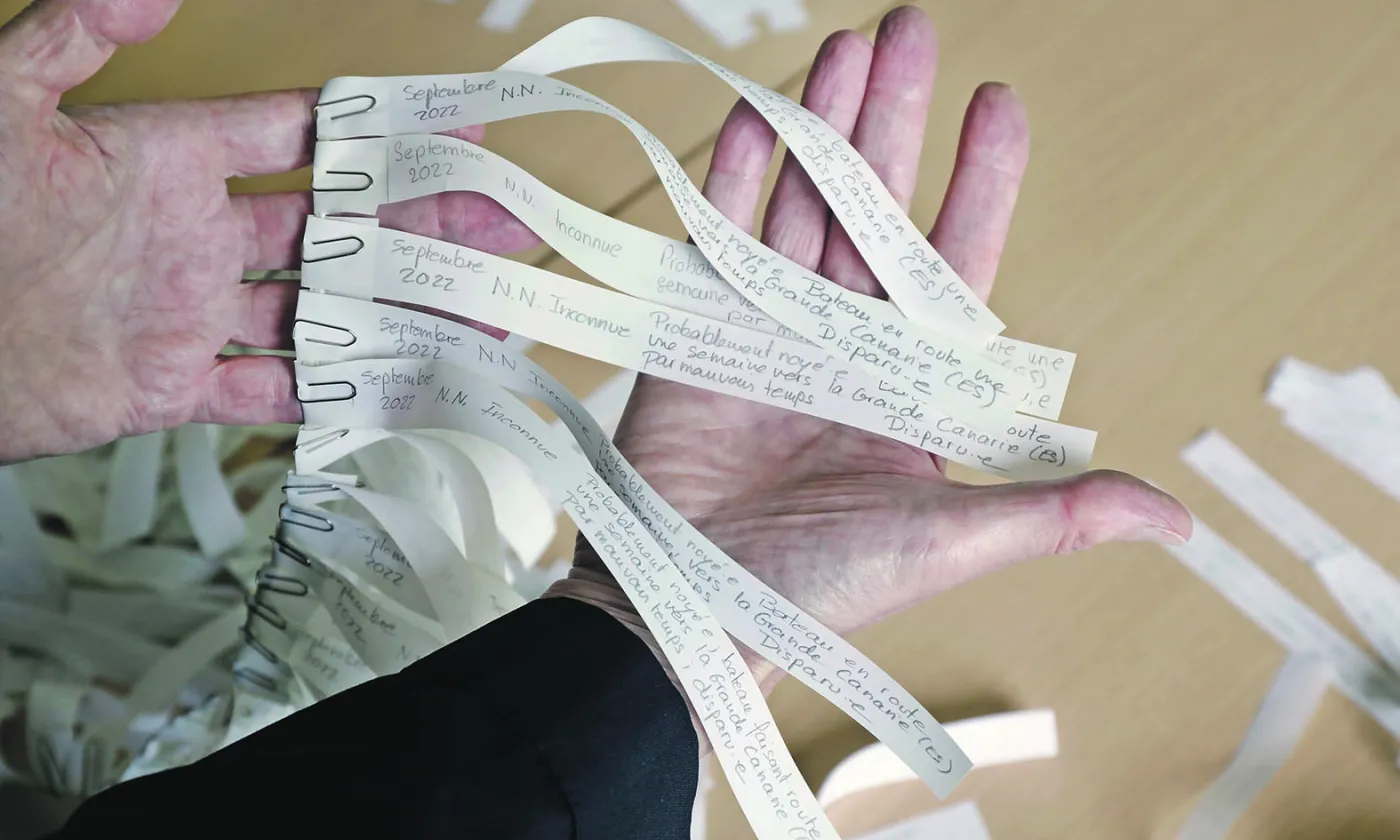 L’action «Les nommer par leur nom» souhaite redonner une identité aux migrantes et migrants qui ont péri en tentant de rejoindre nos latitudes. Des banderoles avec leurs noms flotteront dans plusieurs villes d’Allemagne et de Suisse.  P. Bohrer