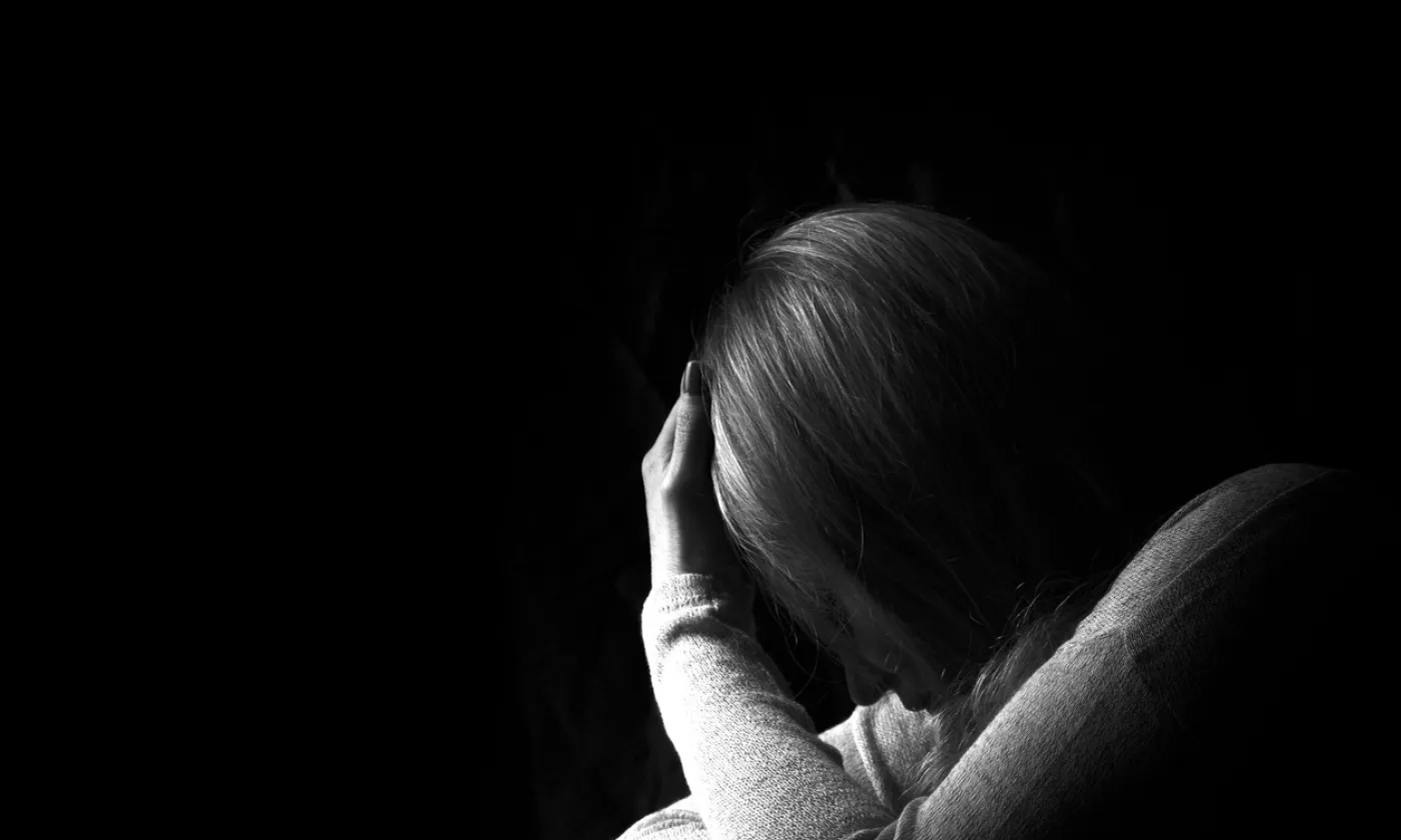 Chaque victime vit les choses différemment. Mais effectivement, pour certaines il est difficile de résoudre la dissonance qui apparaît dès lors qu’une personne appréciée, respectée, commet des actes inacceptables. ©iStock/iweta0077