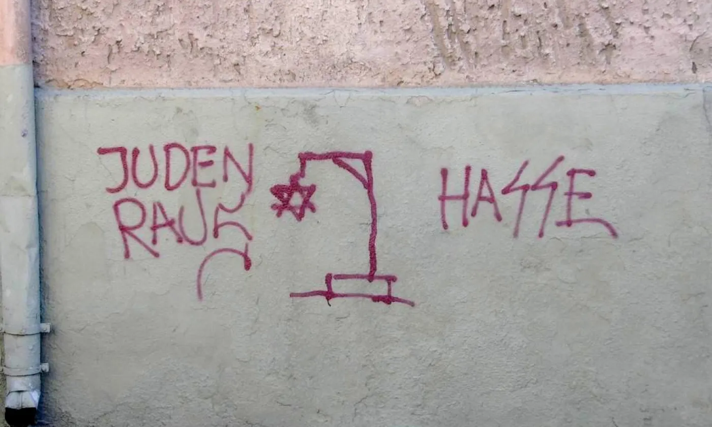 La Fédération suisse des communautés israélites porte plainte contre le Parti des Suisses nationalistes, qui vient de republier dans son magazine «Les Protocoles des Sages de Sion», un texte antisémite qui semble vouloir profiter de l’ambiance de crise actuelle, propice au complotisme.