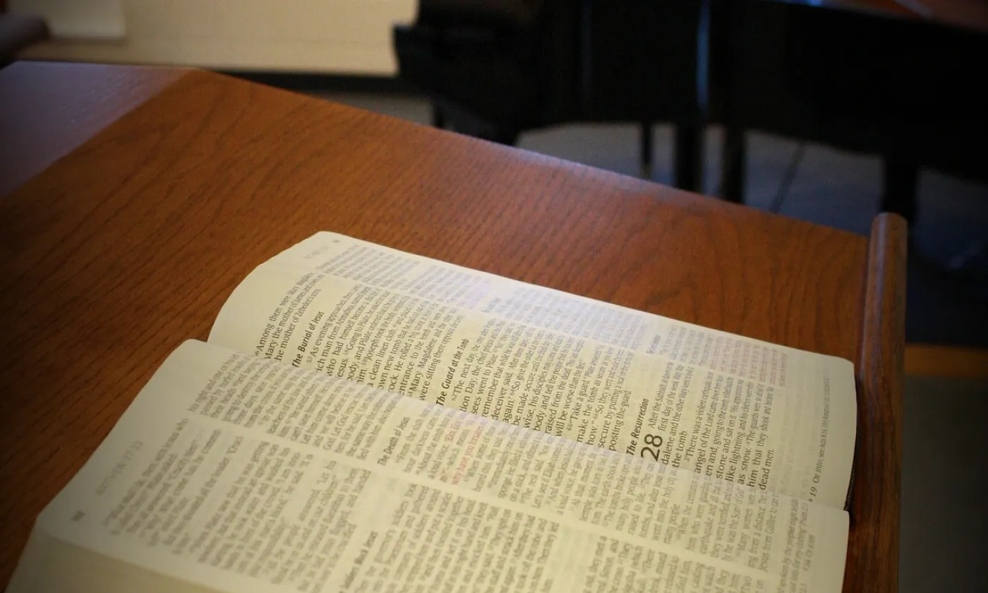 Bible & piano / Pixabay