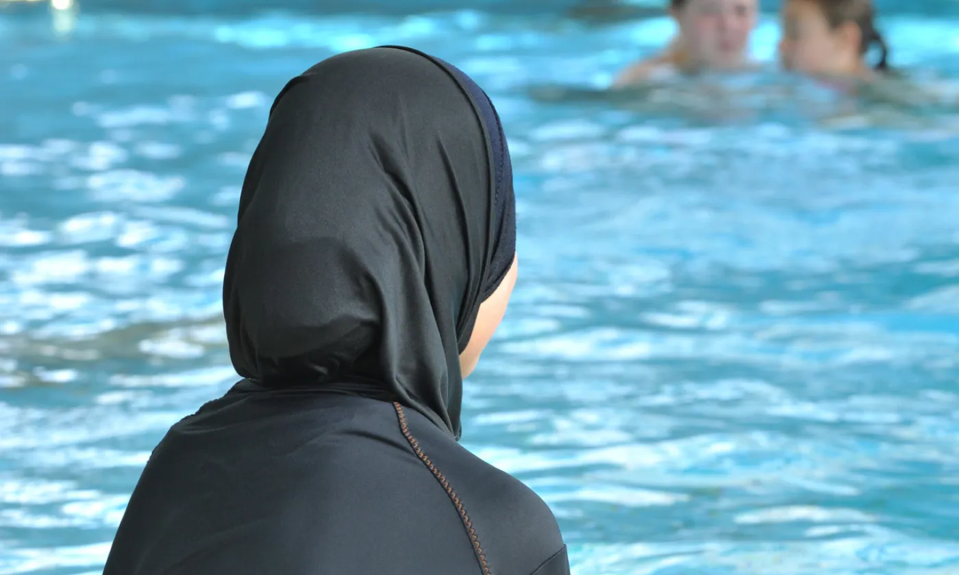 Les burkinis s'invitent dans les piscines